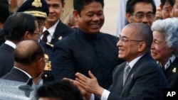 Cambodian King Norodom Sihamoni, second from left, accompanied by his Queen Mother Monineath, right, greets Prime Minister Hun Sen, left, upon arrival from Beijing at Phnom Penh International Airport, file photo. 