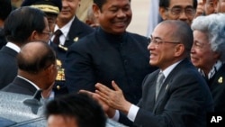 Cambodian King Norodom Sihamoni, second from left, accompanied by his Queen Mother Monineath, right, greets Prime Minister Hun Sen, left, upon arrival from Beijing at Phnom Penh, file photo. 