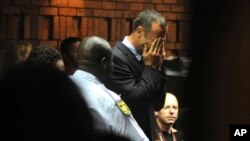 15일 살인 혐의로 법정에 나온 남아프리카 의족 육상선수 오스카 피스토리우스가 얼굴을 감싸고 있다.