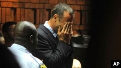 Bintang olimpiade, Oscar Pistorius menangis di pengadilan Pretoria, Afsel (Jumat 15/2), saat mendengarkan tuntutan tim jaksa.