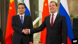 中國總理李克強和俄羅斯總理梅德韋杰夫出席了中俄合作協議簽字儀式（2014年10月13日）
