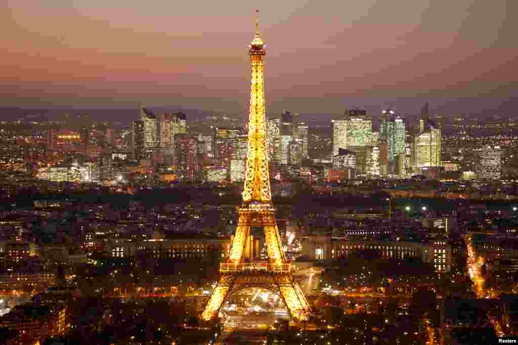 چشم انداز برج ایفل و منطقه تجاری در پاریس فرانسه. &nbsp;