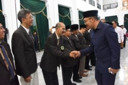 Ridwan Kamil menyalami salah satu pengurus FKUB Jawa Barat usai mengukuhkan kepengurusan forum tersebut, Senin, 30 Desember 2019 sore. (Courtesy: Humas Pemprov Jawa Barat)