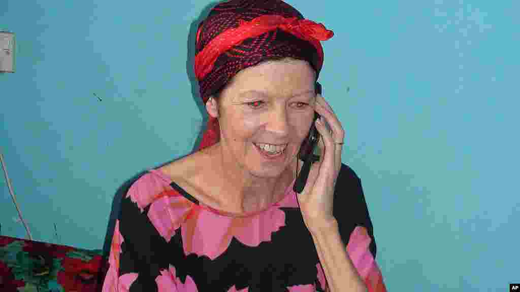 British tourist Judith Tebbutt,oo ku hadlaysa Telephone kuna sugnayd Cadaado, March 21, 2012. (AP Photo)