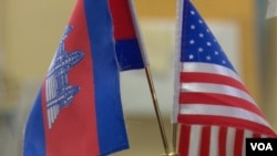 Cambodian and American flags are placed next to one another, signifying the Cambodian community in Lowell, Massachusetts. (VOA Khmer)