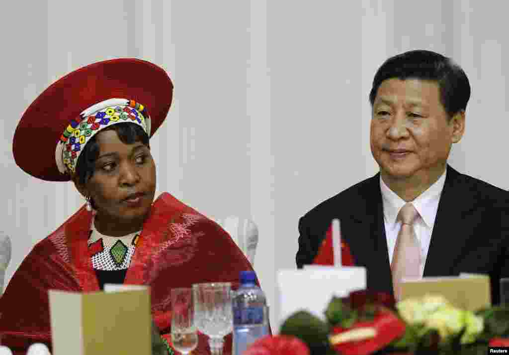 Ibu Negara Afrika Selatan, Bongi Ngema, dalam sebuah jamuan makan siang dengan Presiden China Xi Jinping. Sebuah perjanjian bulan ini antara Afrika Selatan dan China fokus pada lima wilayah kerjasama: pengembangan kurikulum, matematikan dan sains, pelatihan guru, pendidikan kejuruan, serta riset dan pengembangan dalam pendidikan dasar. (Reuters/Siphiwe Sibeko)