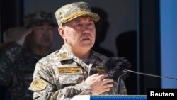 Prezident Nursulton Nazarboyev Vatan mudofaachilari kuni munosabati bilan Almatidagi tantanada qatnashayapti. 7-may, 2013-yil.