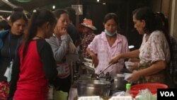 Garment workers are buying ready-to-eat meal outside a factory near Veng Sreng road on July 24, 2015. (Sou Pisen/VOA Khmer)