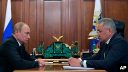 El presidente de Rusia, Vladimir Putin, escucha al ministro de Defensa, Sergei Shoigu, durante una reunión en el Kremlin, en Moscú, Rusia, el 2 de julio de 2019. 