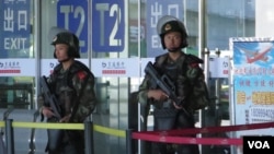 烏魯木齊地窩堡機場T2航站樓門口持槍武警警惕地觀察著四周。(美國之音東方拍攝)
