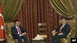 Iraqi Kurdistan region Prime Minister Nechirvan Barzani, left, meets Turkey's President Abdullah Gul in Baghdad, Iraq. (File)