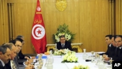 Le Premier ministre tunisien et son gouvernement lors d'un conseil des ministres extraordinaire, le 23 janvier 2016 à Carthage. (AP Photo/Riadh Dridi)