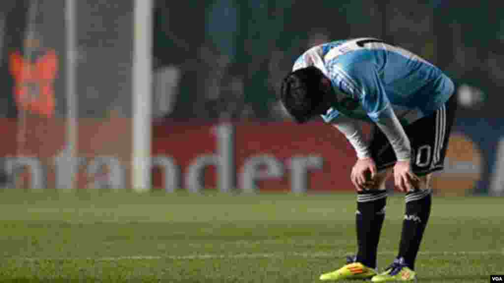 Fatigué et deçu, courbé au milieu du terrain, Lionel Messi de l'Argentine, n’en revient pas après la défaite de la sélection nationale argentine face à la Colombie au Groupe A de la Copa America, à Santa Fe, Argentine, 6 Juillet 2011.