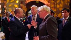 El primer ministro de Israel, Naftali Bennett (izq.), el presidente de los Estados Unidos (cent.), Joe Biden, y el primer ministro británico, Boris Johnson, conversan mientras asisten a una recepción nocturna para marcar el día de apertura de la Cumbre del Clima de la ONU COP26, en Glasgow, Escocia, el lunes 1 de noviembre. 2021.