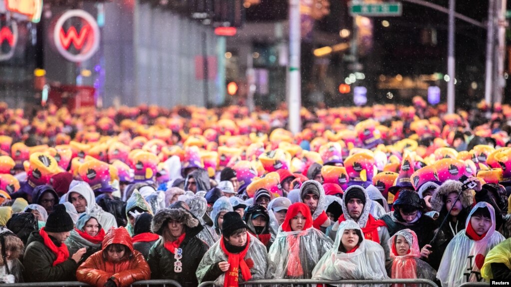 နယူးေရာက္ၿမိဳ႕လည္ေကာင္ Times Square မွာ စုေ၀းေနၾကတဲ့ ၂၀၁၈ခုႏွစ္အကုန္ ၂၀၁၉ခုႏွစ္ ကူးေျပာင္းမယ့္ အခ်ိန္ကို ႀကိဳဆိုဆင္ႏဲႊၾကမယ့္ ပရိသတ္မ်ား