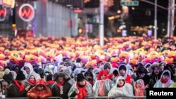 နယူးေရာက္ၿမိဳ႕လည္ေကာင္ Times Square မွာ စုေ၀းေနၾကတဲ့ ၂၀၁၈ခုႏွစ္အကုန္ ၂၀၁၉ခုႏွစ္ ကူးေျပာင္းမယ့္ အခ်ိန္ကို ႀကိဳဆိုဆင္ႏဲႊၾကမယ့္ ပရိသတ္မ်ား