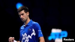 Novak Đoković proslavlja osvojen poen tokom meča sa Aleksandrom Zverevom (Foto: Reuters/Toby Melville)