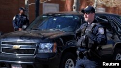 2013年5月1日美國國土安全部的警衛在麻薩諸塞州波士頓法院外面執行任務