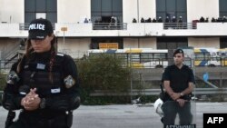 Des policiers grecs surveillent l'arrivée de l'aéroport à Athènes, le 2 juin 2017.