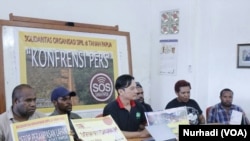 Para aktivis SOS Tanah Papua dalam konferensi pers di Waena, Kota Jayapura, Papua, 13 Juni 2017 (Foto: VOA/Nurhadi)