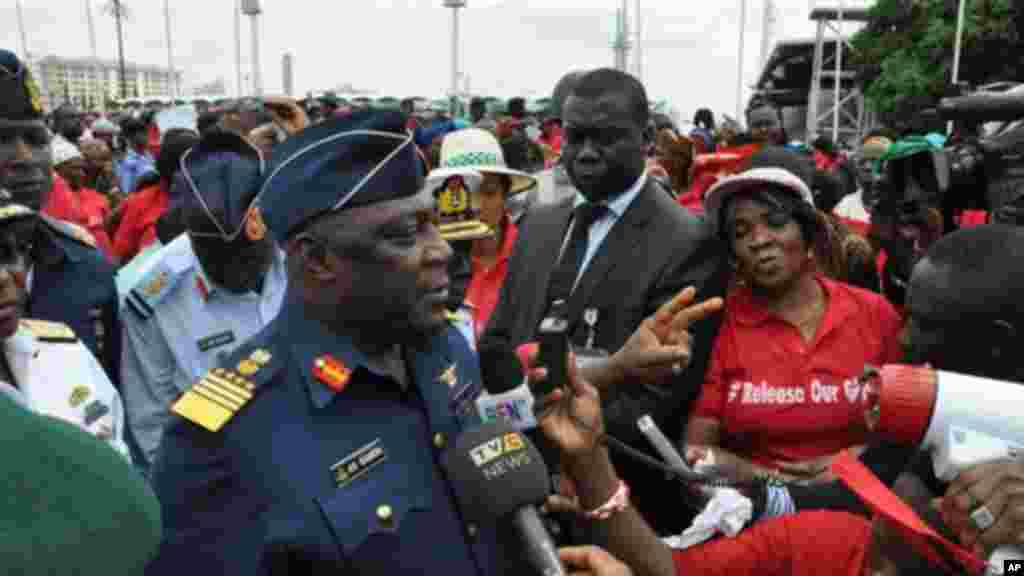 Le chef d&#39;état-major de l&#39;armée nigériane, maréchal de l&#39;air Alex S. Badeh, centre, prend la parole lors d&#39;une manifestation demandant au gouvernement de sauver les jeunes filles enlevées de l&#39;école secondaire publique de Chibok, à Abuja, au Nigeria, le lundi 26 mai 2014. (AP Photo / Gbenga Olamikan) 