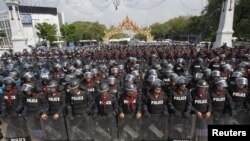 Polisi anti huru-hara Thailand berjaga di sekitar gedung-gedung Pemerintah untuk mengantisipasi unjukrasa anti-pemerintah yang diperkirakan akan berlangsung di Bangkok (23/11).