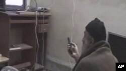 미국이 공개한 동영상 자료에서 담요를 뒤집어쓴 빈 라덴이 자신이 알카에다에 내리는 지시 연설 최종 리허설을 녹화한 테이프를 지켜보고 있다.