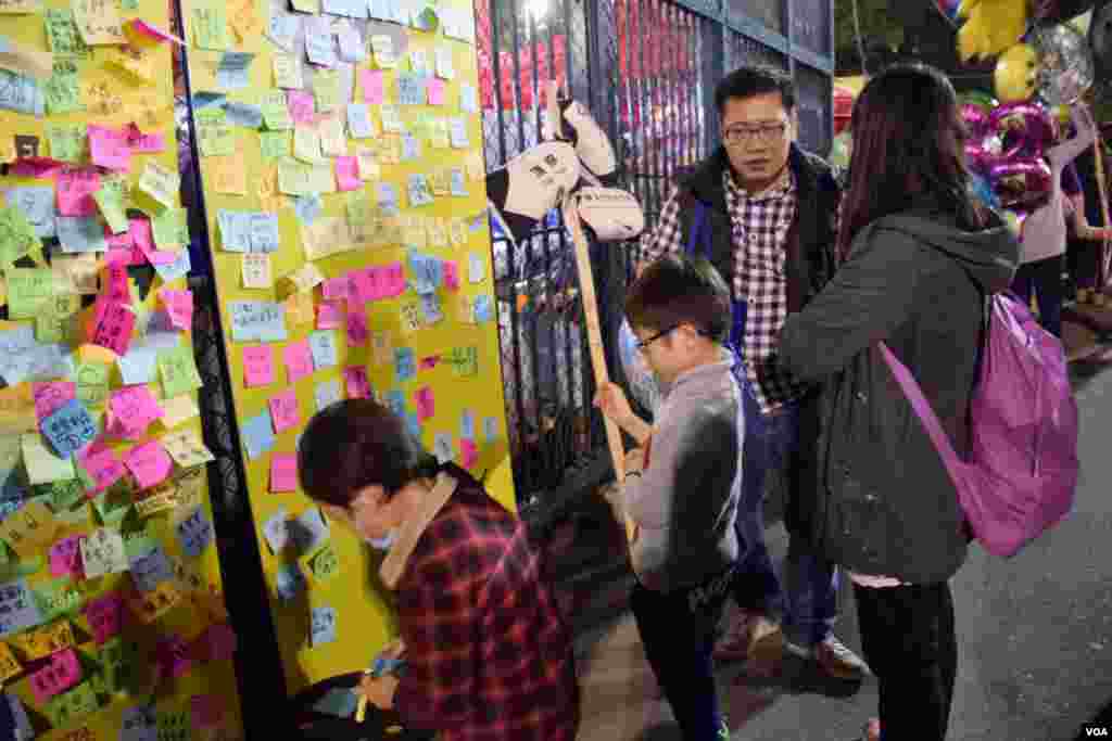 有香港市民在旺角花墟年宵市場的仿製「連儂牆」留言。（美國之音湯惠芸攝）