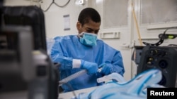 Un médico militar maneja un respirador en una unidad móvil, en el centro Javits de Nueva York, el pasado 4 de abril.