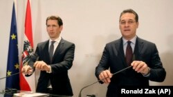 Başbakan Sebastian Kurz (solda) ve istifa eden yardımcısı Heinz-Christian Strache