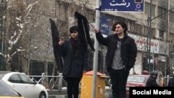  اعتراض به حجاب اجباری در تهران ایران، دختر خیابان انقلاب
