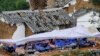 گروهی از روستائیان زلزله‌زده لودیان در استان «یون نان» چین در حال استراحت – ۱۳ امرداد ۱۳۹۳ 