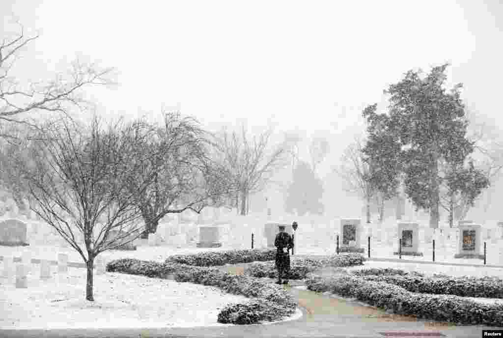 Seorang anggota pengawal kehormatan menanti kedatangan Perdana Menteri Georgia Irakli Garibashvili untuk peletakan karangan bunga di Makam Tak Dikenal di Arlington National Cemetery di Arlington, Virginia, USA.