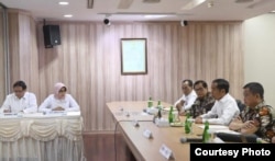 Presiden Jokowi didampingi Menteri ESDM Ignasius Jonan, Menkominfo Rudiantara, Sekretaris Negara Pramono Anung, dan Menteri Perhubungan Budi Karya, membahas pemadaman listrik massal di Kantor PLN Pusat Jakarta, Senin, 5 Agustus 2019. (Foto courtesy: Biro Setpres).