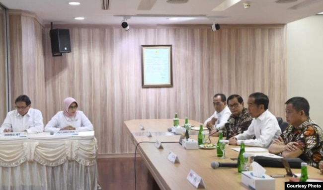 Presiden Jokowi didampingi Menteri ESDM Ignasius Jonan, Menkominfo Rudiantara, Sekretaris Negara Pramono Anung, dan Menteri Perhubungan Budi Karya, membahas pemadaman listrik massal di Kantor PLN Pusat Jakarta, Senin, 5 Agustus 2019. (Foto courtesy: Biro Setpres).