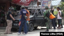 Operasi perburuan teroris berlanjut, 1 polisi dan 2 tersangka teroris tewas (VOA/Yoanes Litha)