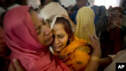 Des femmes chrétiennes pakistanaises font le deuil des membres de leur famille lors des cérémonies funéraires à l'église locale à Lahore, Pakistan, le 28 mars 2016. 