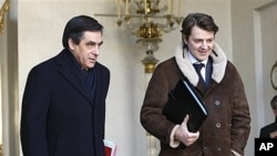 French prime minister Francois Fillon, left, leaves Elysee Palace, Paris, Jan. 4, 2012 (file photo).