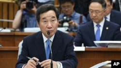 이낙연 한국 국무총리 후보자가 24일 오전 국회에서 열린 인사청문회에서 질문에 답하고 있다.