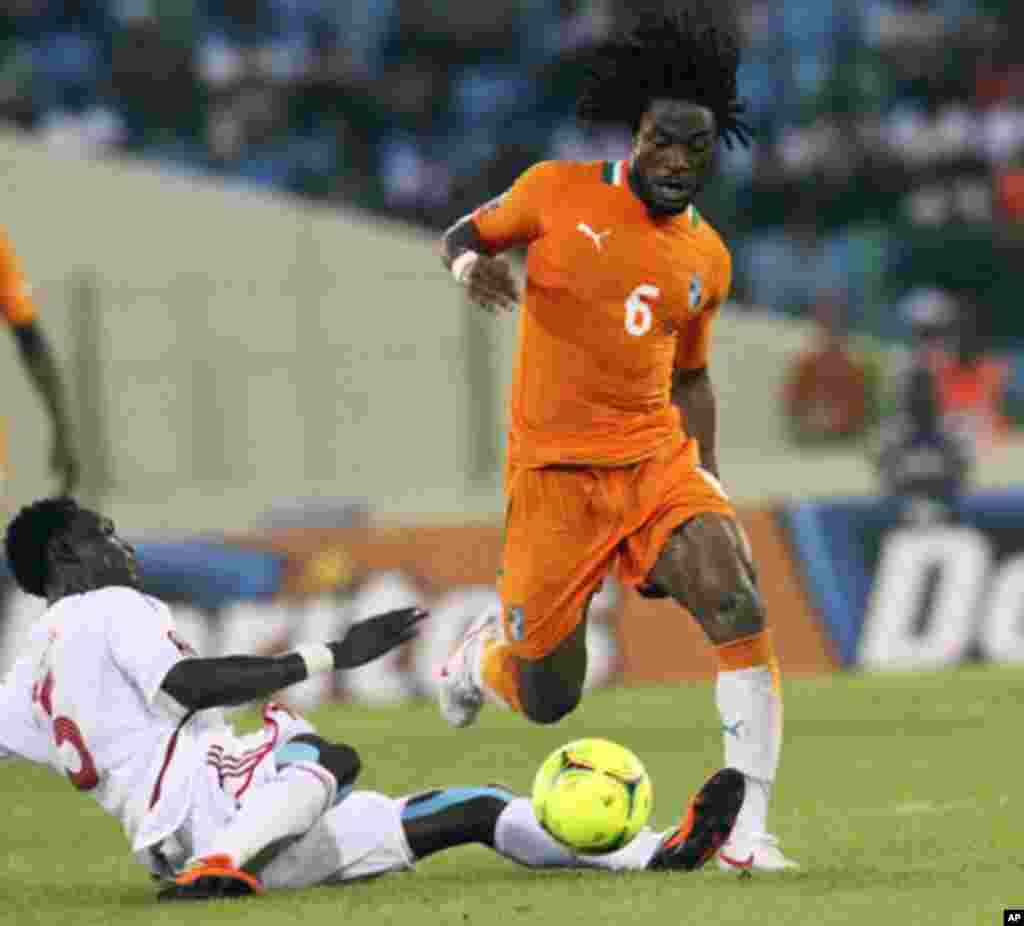 Ivory Coast's Jean-Jaques Gosso (R) fights for the ball with Sudan's Eldin Yousif Alaa during their African Nations Cup soccer match in Estadio de Malabo "Malabo Stadium", in Malabo January 22, 2012.