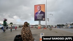 Panneau publicitaire de la campagne du président de la Côte d'Ivoire Alassane Ouattara à Abidjan, le 15 octobre 2020.