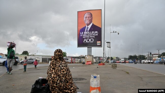 Panneau publicitaire de la campagne du président de la Côte d'Ivoire Alassane Ouattara à Abidjan, le 15 octobre 2020.