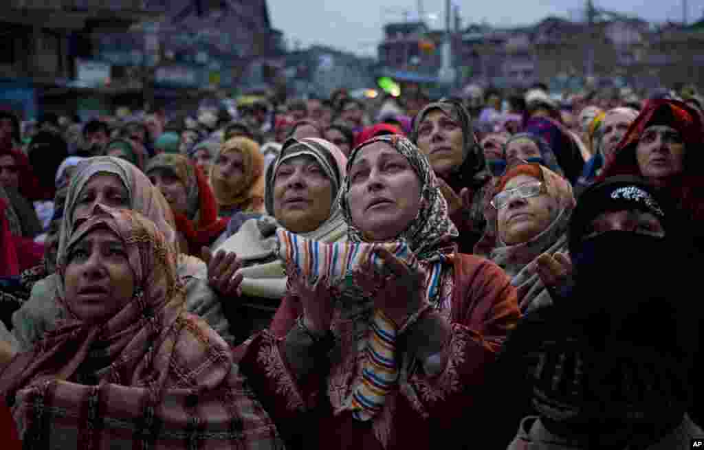 Những tín đồ Hồi giáo người Kashmir cầu nguyện bên ngoài đền thờ Thánh Syed Abdul Qadir Jilani ở thành phố Srinagar thuộc khu vực Kashmir do Ấn Độ kiểm soát.