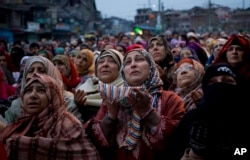 Phụ nữ Hồi giáo ở vùng Kashmir do Ấn Độ kiểm soát đang cầu nguyện tại đền thờ Sufi Saint Syed Abdul Qadir Jilani.