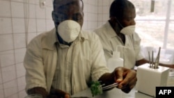 Des pharmaciens travaillent sur la quinine à Bukavu, le 5 août 2002.