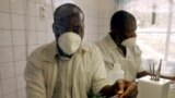 Des pharmaciens travaillent sur la quinine à Bukavu, le 5 août 2002.