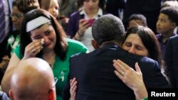 Барак Обама во время встречи с родственниками погибших в Ньютауне, Коннектикут. 8 апреля 2013 года