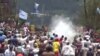 Des manifestants brandissent le drapeau de l’Ambizonie à Bamenda, Cameroun, 1er octobre 2017. REUTERS/via Reuters TV/ File Photo 