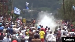 Des manifestants brandissent le drapeau de l’Ambizonie à Bamenda, Cameroun, 1er octobre 2017.