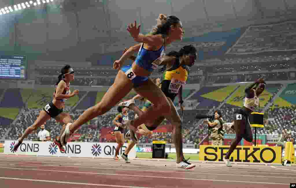 شرکت کنندگان دوی ۱۰۰ متر با مانع در مسابقات جهانی دو و میدانی در قطر از خط پایان عبور می کنند.&nbsp;
